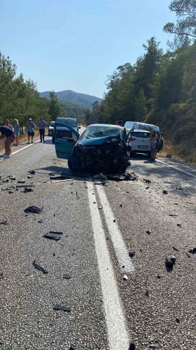Marmaris-Datça yolunda kafa kafaya çarpışma: 5 yaralı