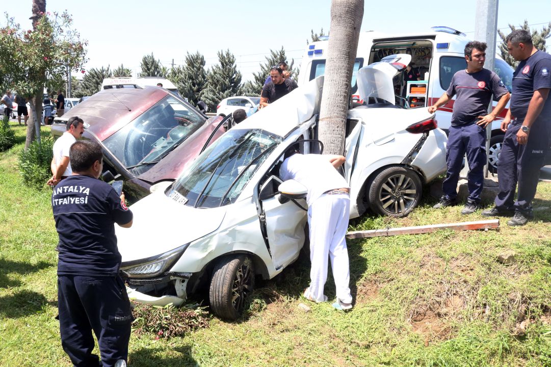 Hafif ticari aracıyla 3 otomobile ve sivil polis aracına çarptı; 2 polis yaralı