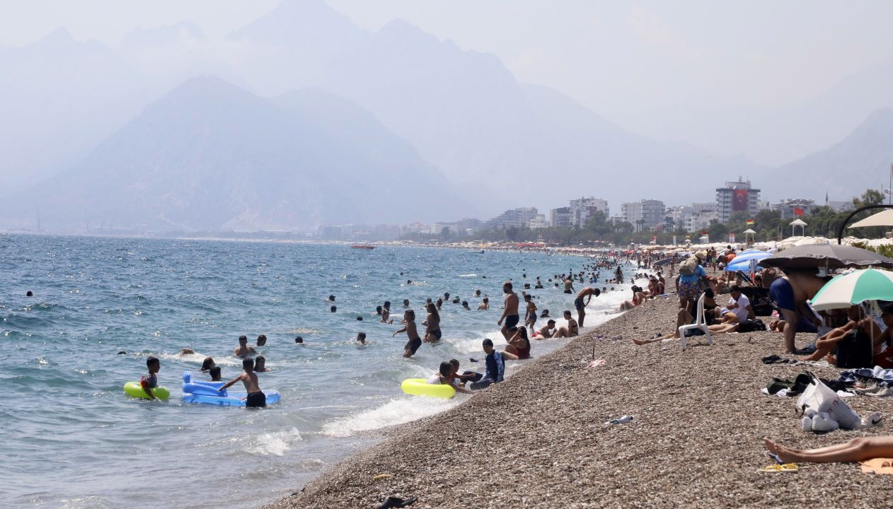 Konyaaltı Sahili doldu! Ağustos'un son günü 33 derece görüldü