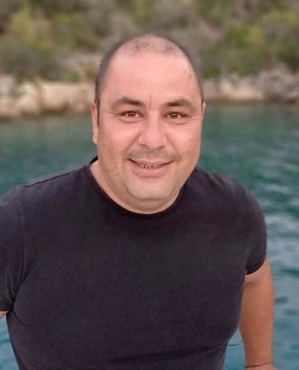 Kaza sırasında başındaki kaskı fırlayan motosiklet sürücüsü öldü