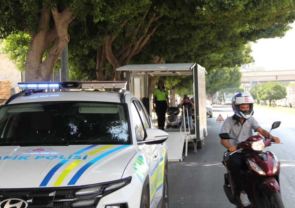Trafik mobil karavanda 2 saatte 64 kişiye bilgilendirme