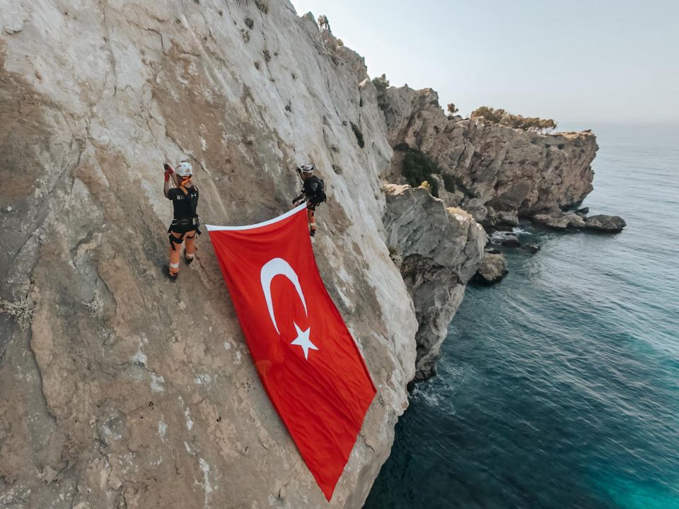 Datça'da MAG-AME ekiplerinden Türk bayraklı kutlama