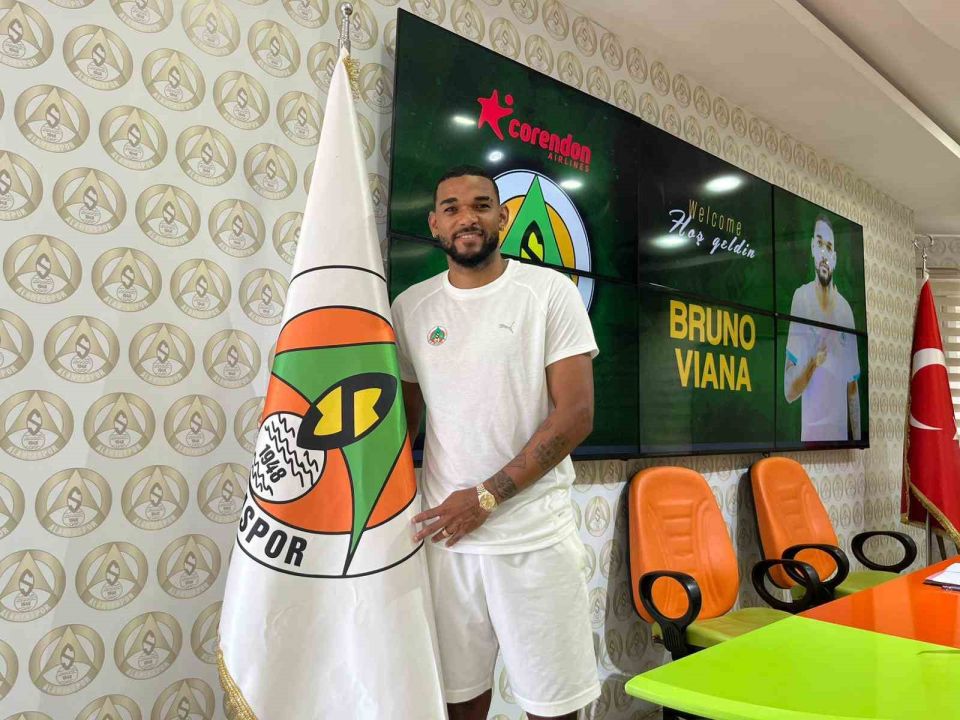 Alanyaspor kadrosuna kattığı 4 oyuncu için imza töreni düzenledi