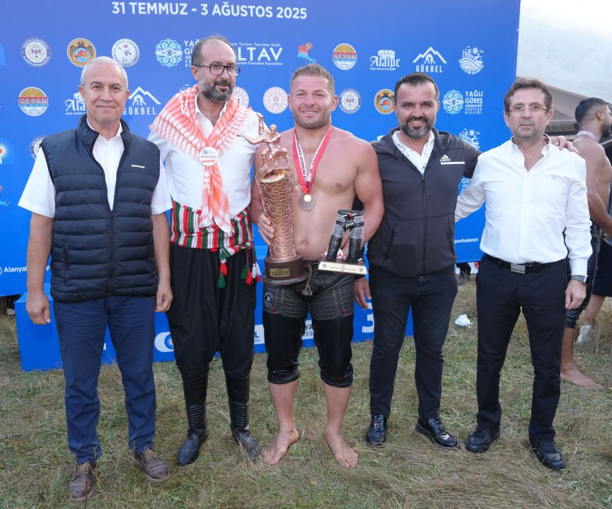 Gökbel'de ikinci kez başpehlivan Enes Doğan