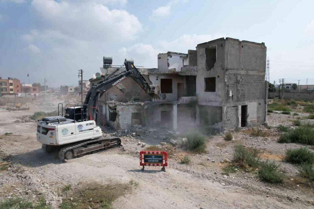 Mersin’de terk edilmiş 3 katlı bina yıkıldı