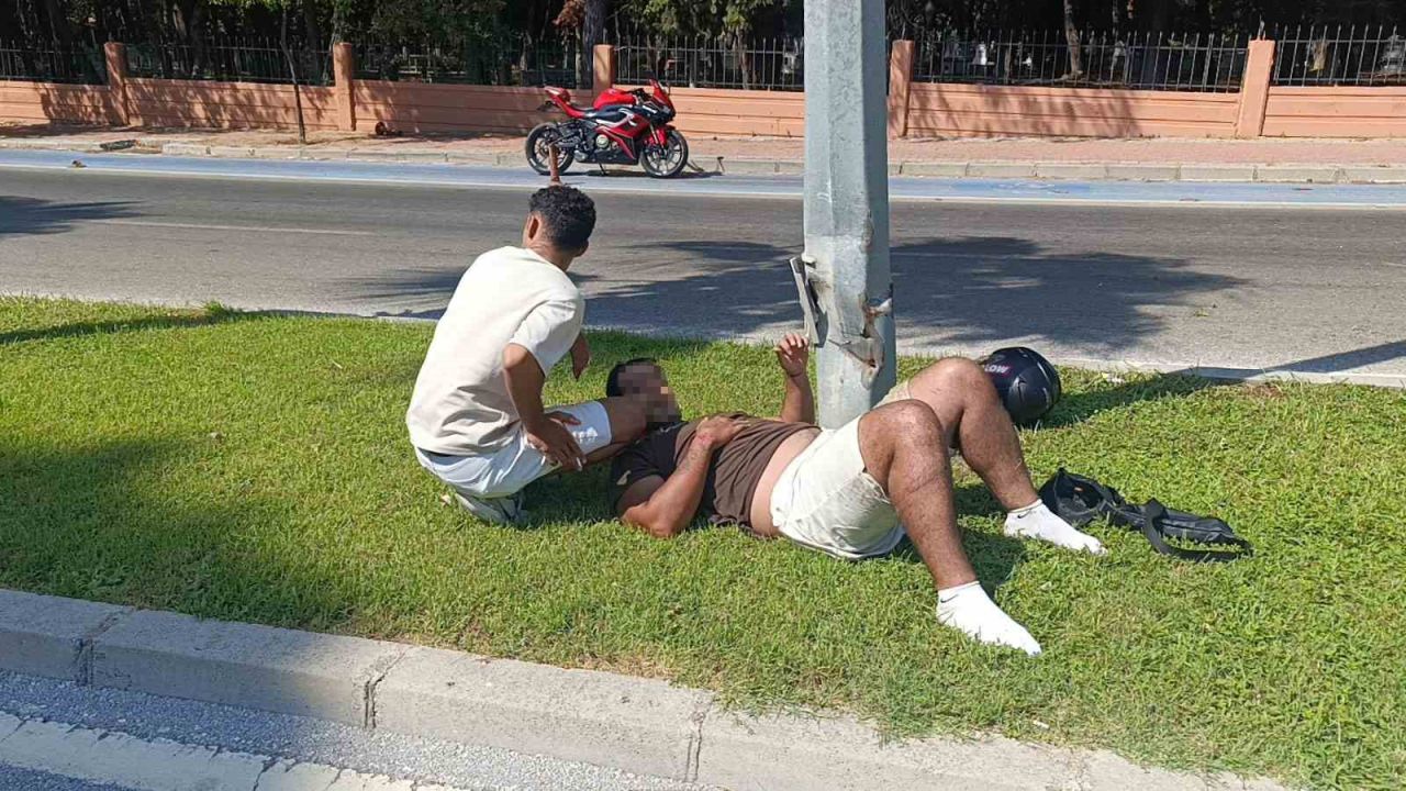 Motosiklet palmiye ağacına çarptı, sürücü yaralandı