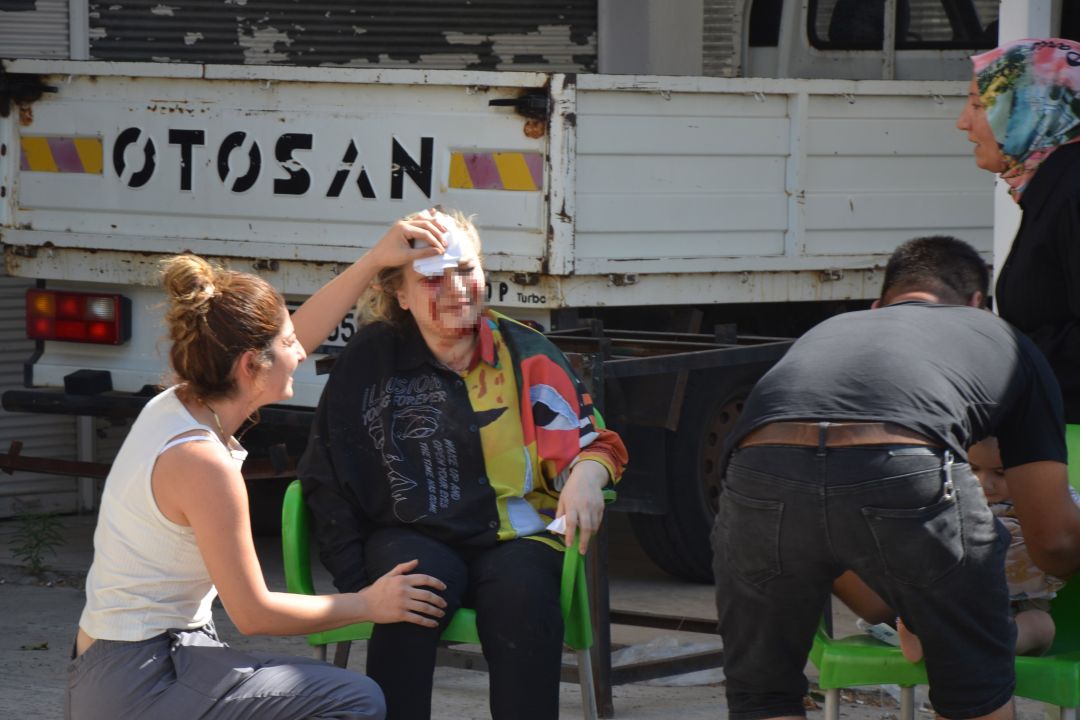 Baba, anne ve 2 çocuğunun yaralandığı kaza kamerada