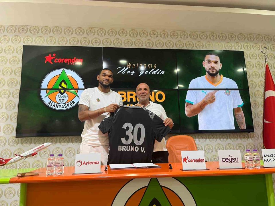Alanyaspor kadrosuna kattığı 4 oyuncu için imza töreni düzenledi