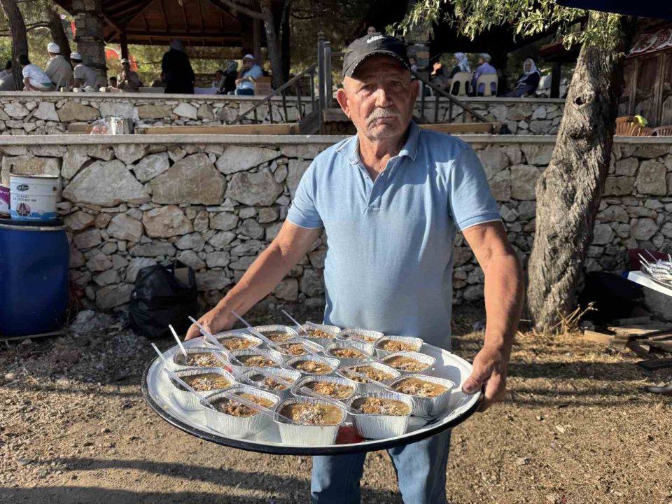 Tarihi Sarıhacılar’da bin kişilik aşure ikramı