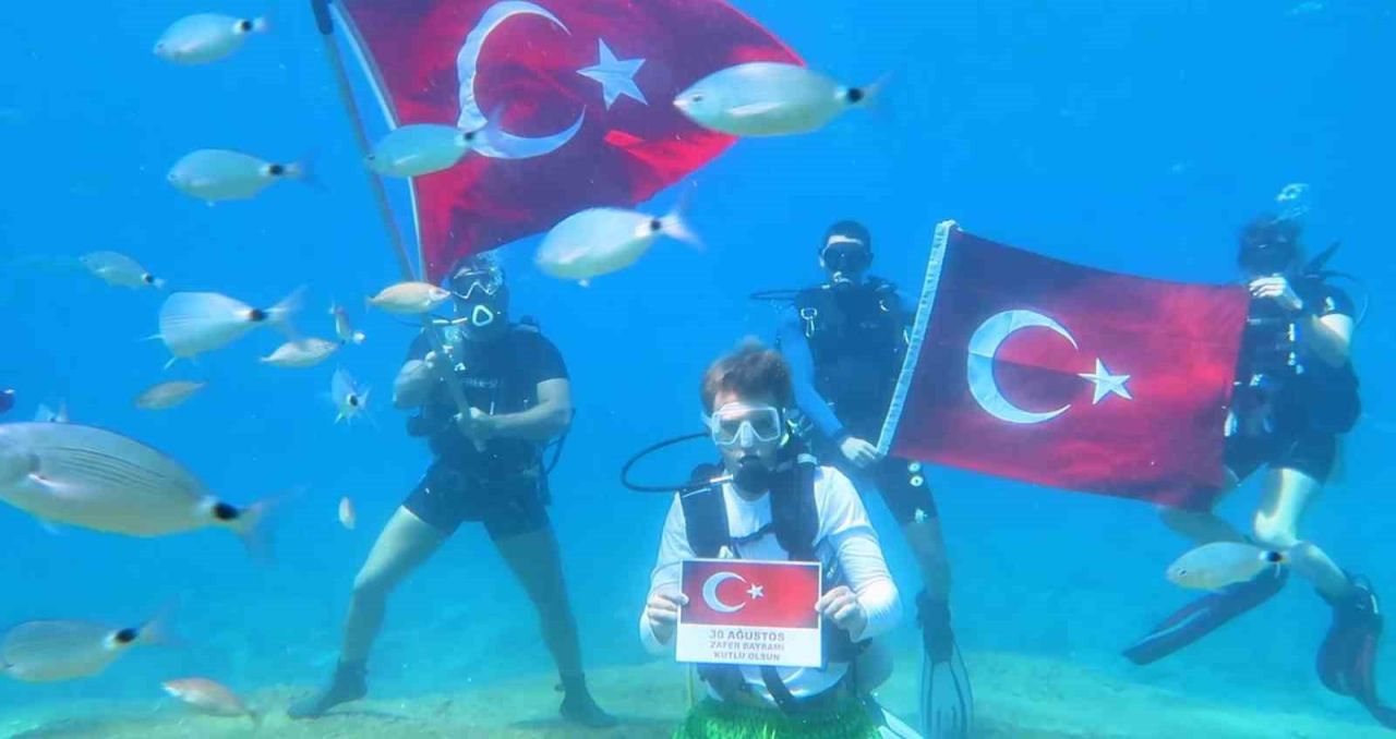 Deniz dibinde Türk bayraklı 30 Ağustos kutlaması
