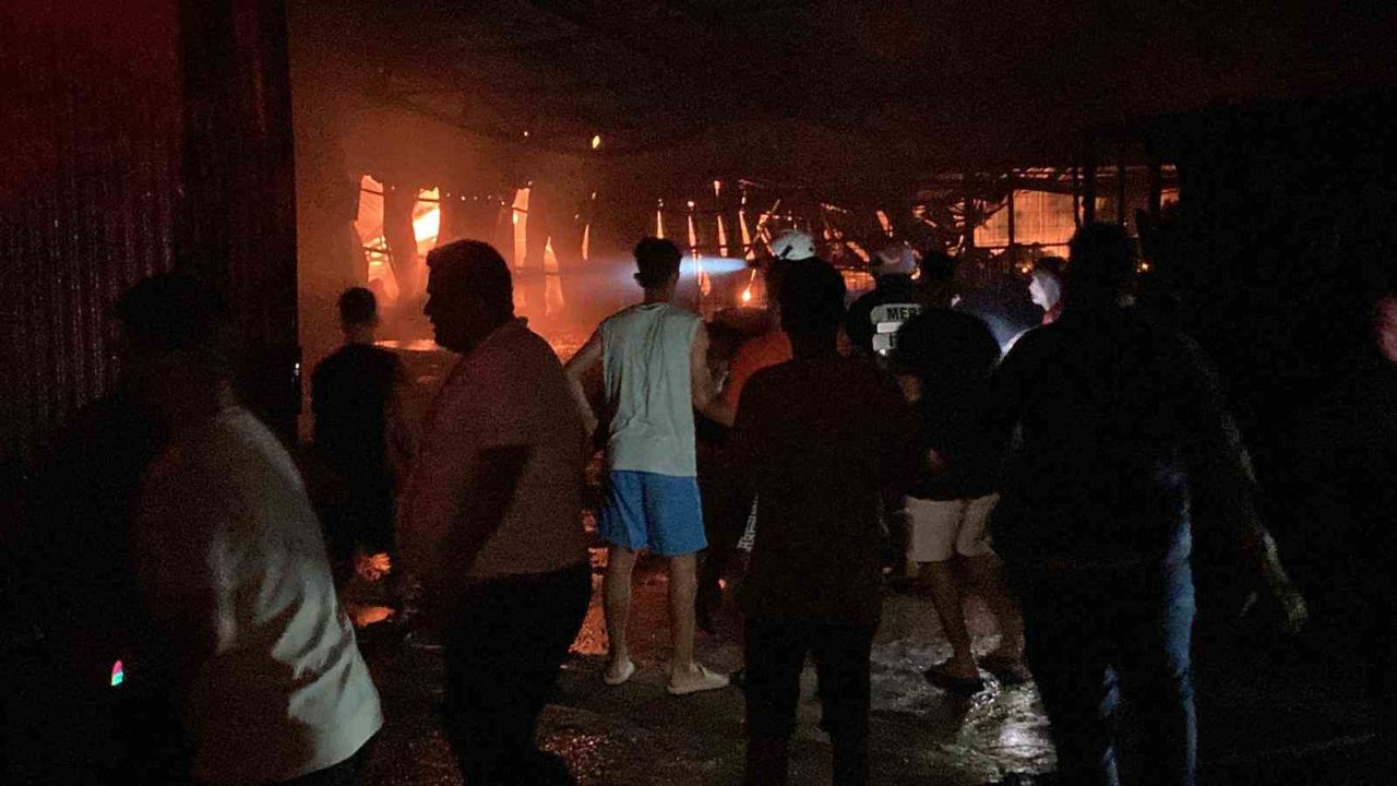 En mutlu günlerinde ev ve depoları alev alev yandı