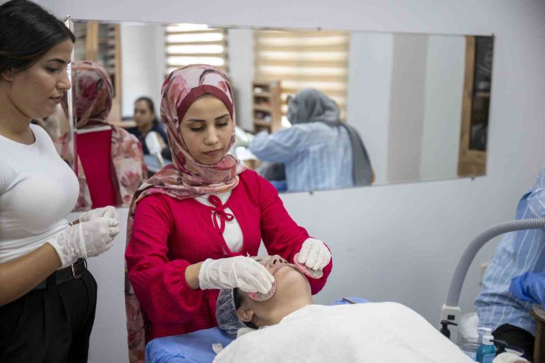 Mersin’de kadınlar cilt bakımı kursuyla meslek sahibi oluyor