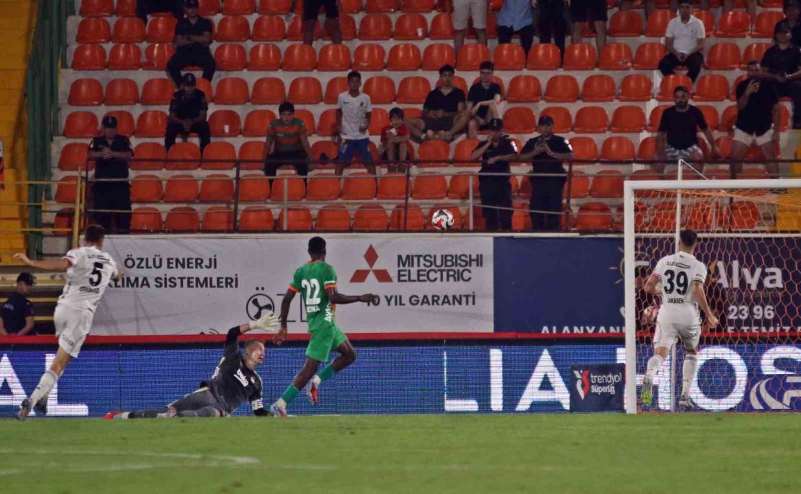 Trendyol Süper Lig: Corendon Alanyaspor: 2 - Beşiktaş 0