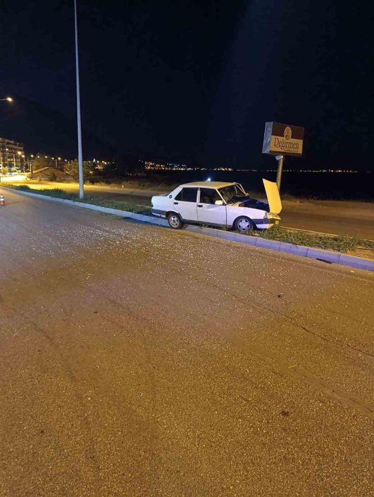 Eğirdir’de alkollü sürücü direğe çarptı: 1 yaralı