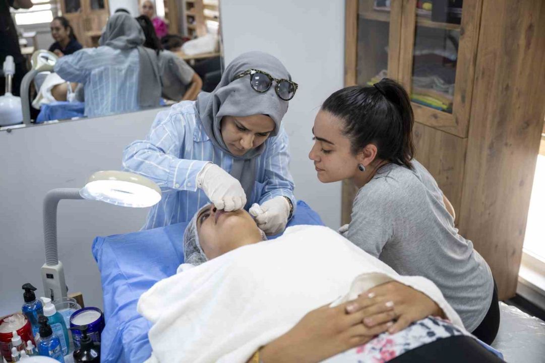 Mersin’de kadınlar cilt bakımı kursuyla meslek sahibi oluyor