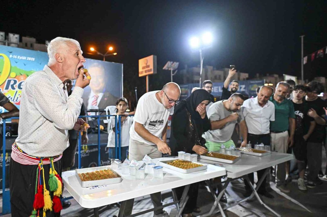En fazla baklavayı yemek için kıyasıya yarıştılar