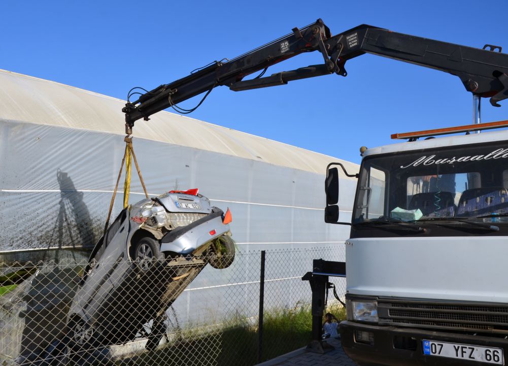 Yoldan çıkan otomobil muz serasına çarptı