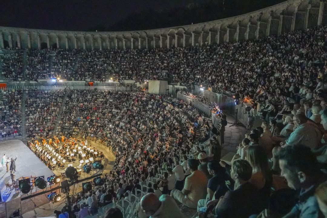 Aspendos'ta 'Kuğu Gölü' gecesi