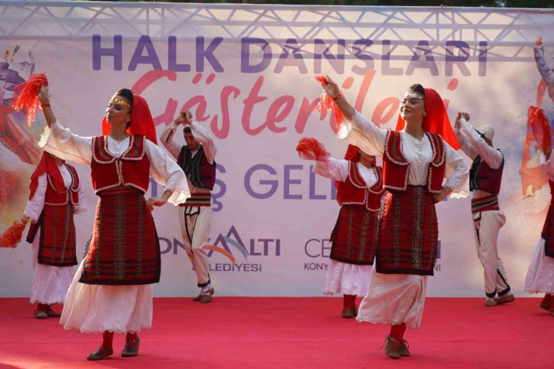 Halk danslarının kalbi Konyaaltı’nda attı
