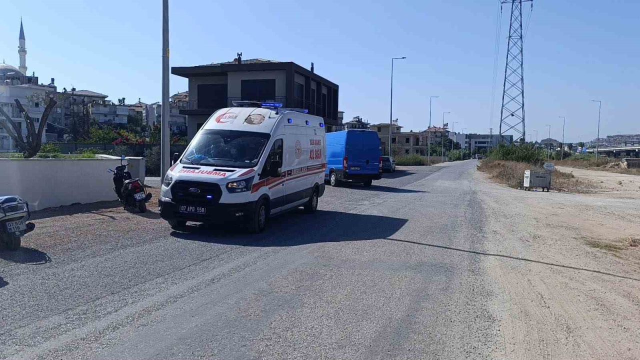 Antalya’da kargo aracıyla otomobil çarpıştı