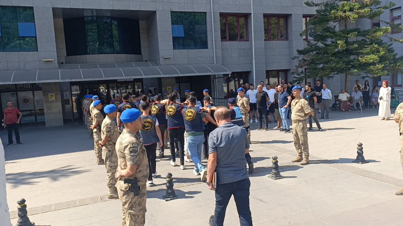 Antalya’da 1’i turist 3 kişiyi yaralayan motosikletli şüpheliler yakalandı