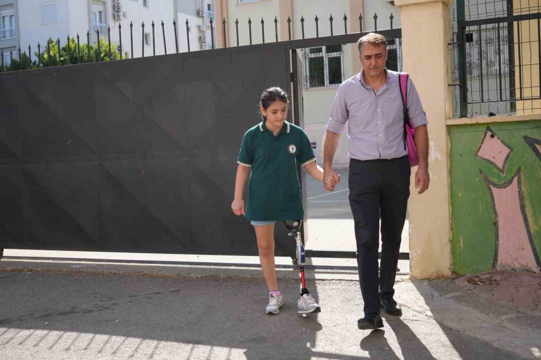 12 yaşındaki Özge yeni protezine kavuştu, okul heyecanı yeniden başladı