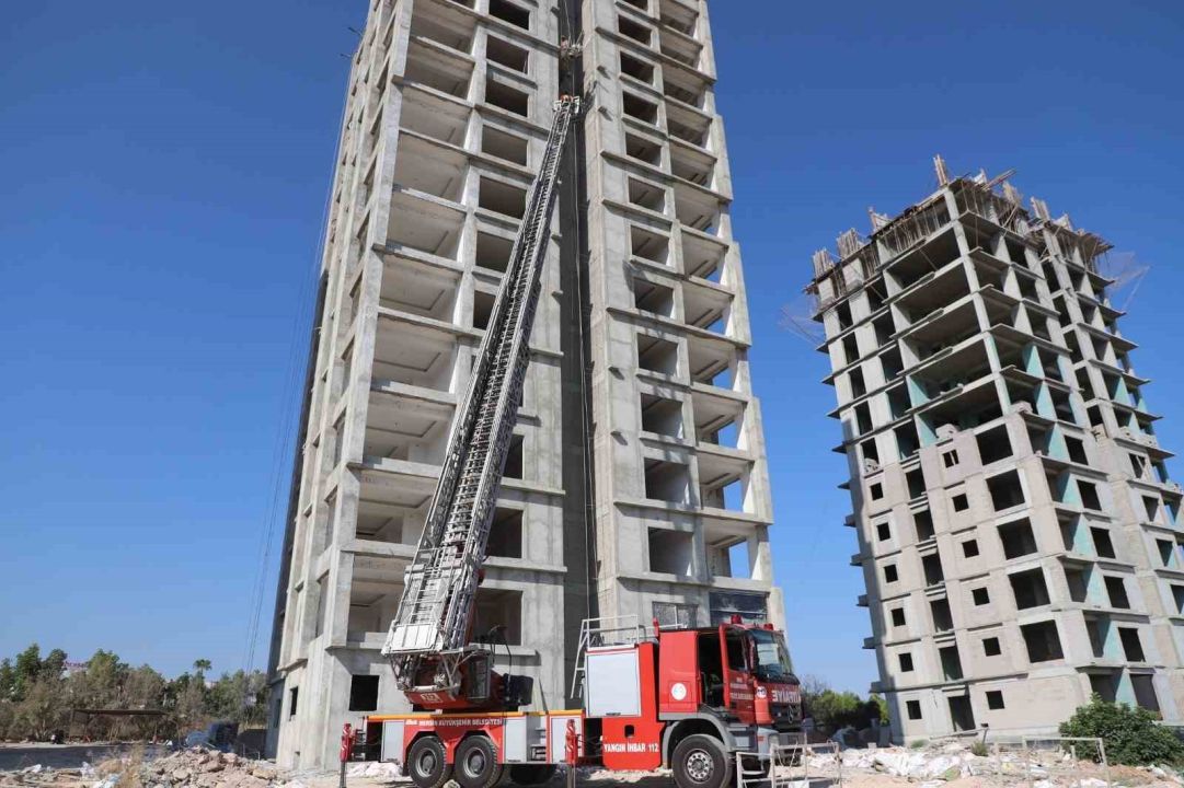 13. katta iskelede mahsur kalan işçileri itfaiye kurtardı