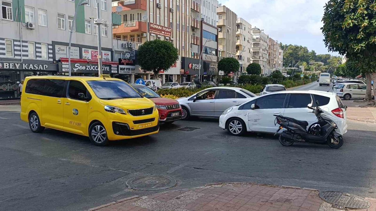 Ticari taksiyle çarpışan motosiklet savrulup başka bir otomobile çarptı: 1 yaralı