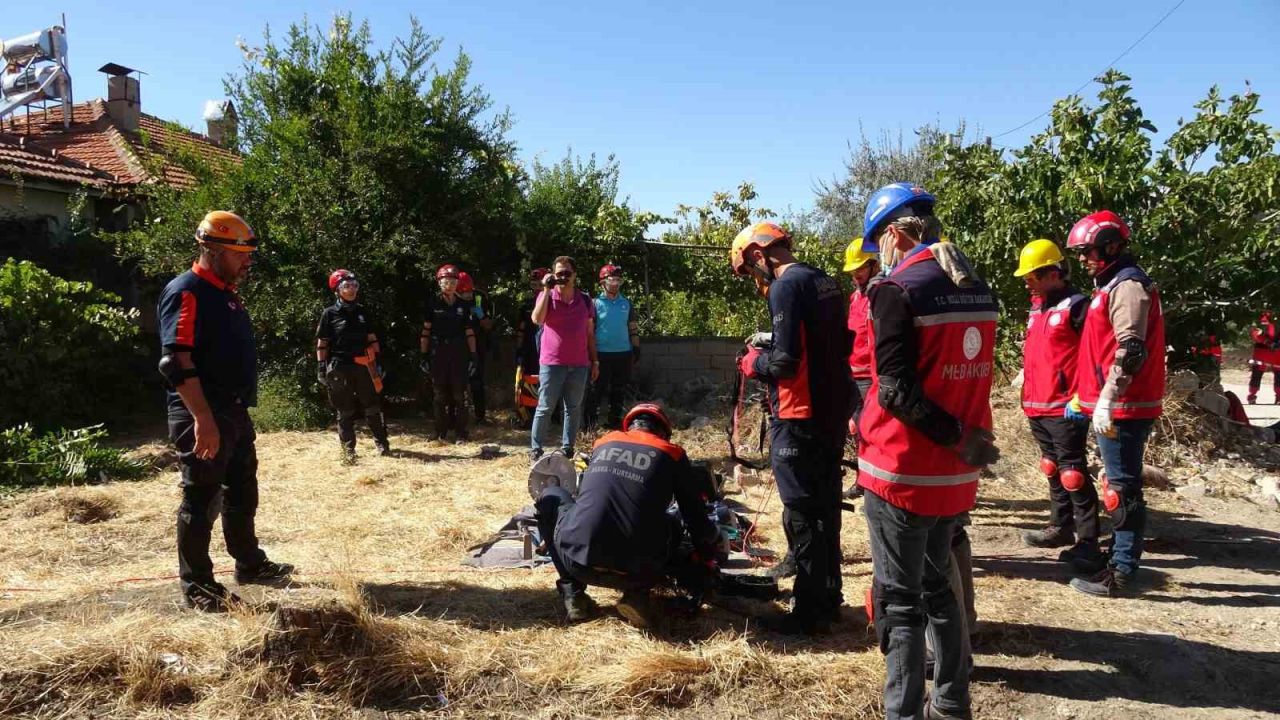 Burdur’da deprem tatbikatında gerçeğini aratmayan görüntüler yaşandı