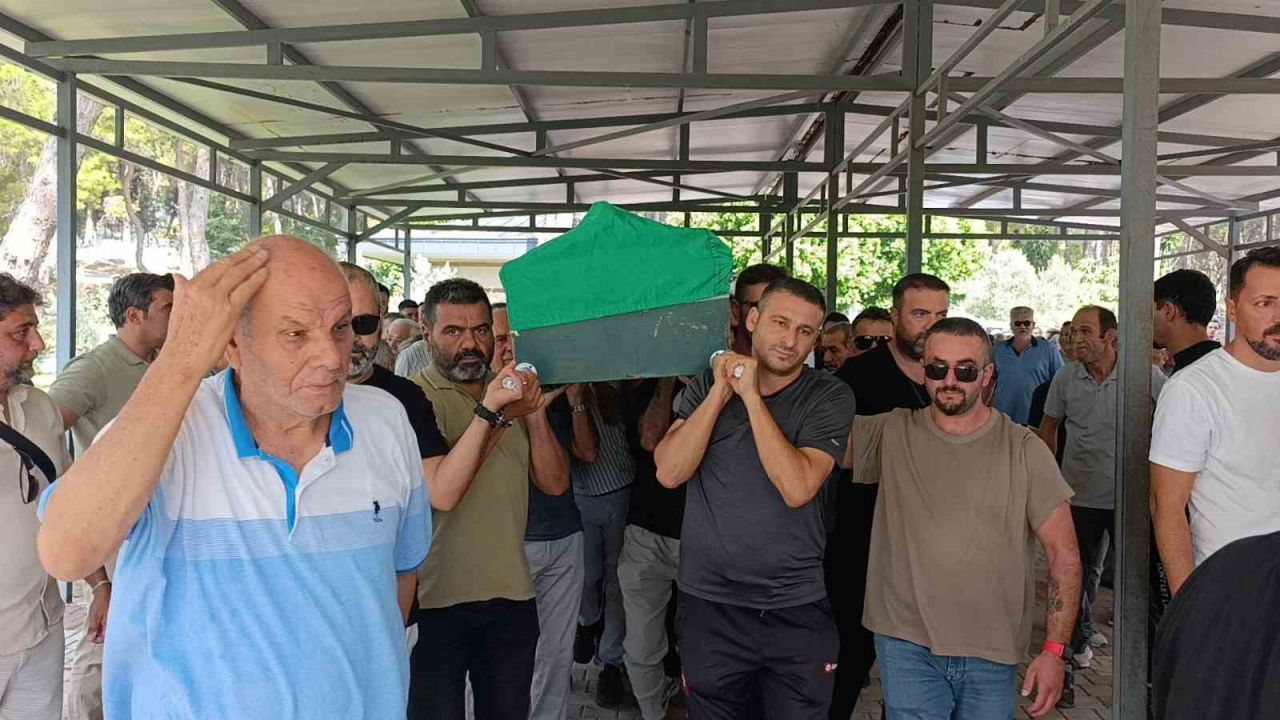 Çatıya hortum bağlayıp 3. kattaki evin balkonuna inmek isterken düşüp ölen  antrenör son yolculuğuna uğurlandı