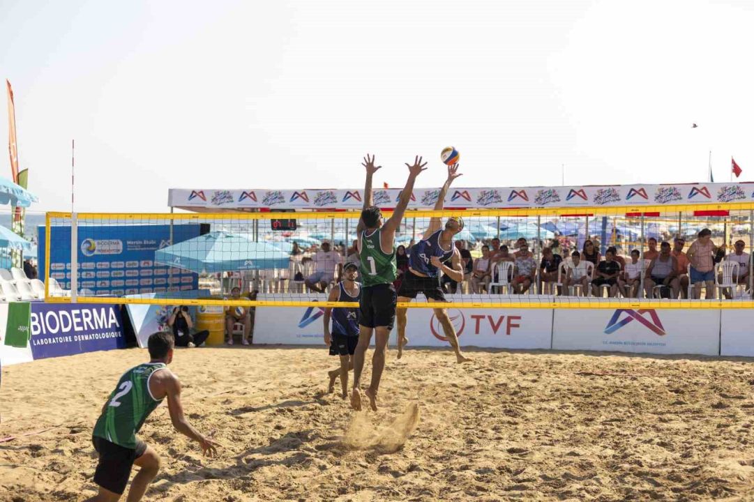 Mersin’de plaj voleybolu heyecanı başladı