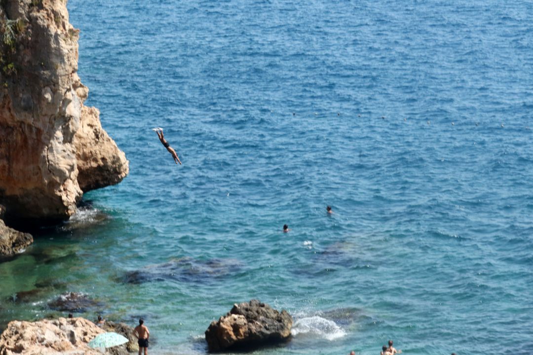 Sıcak havada deniz keyfi, falezlerde tehlikeli atlayış