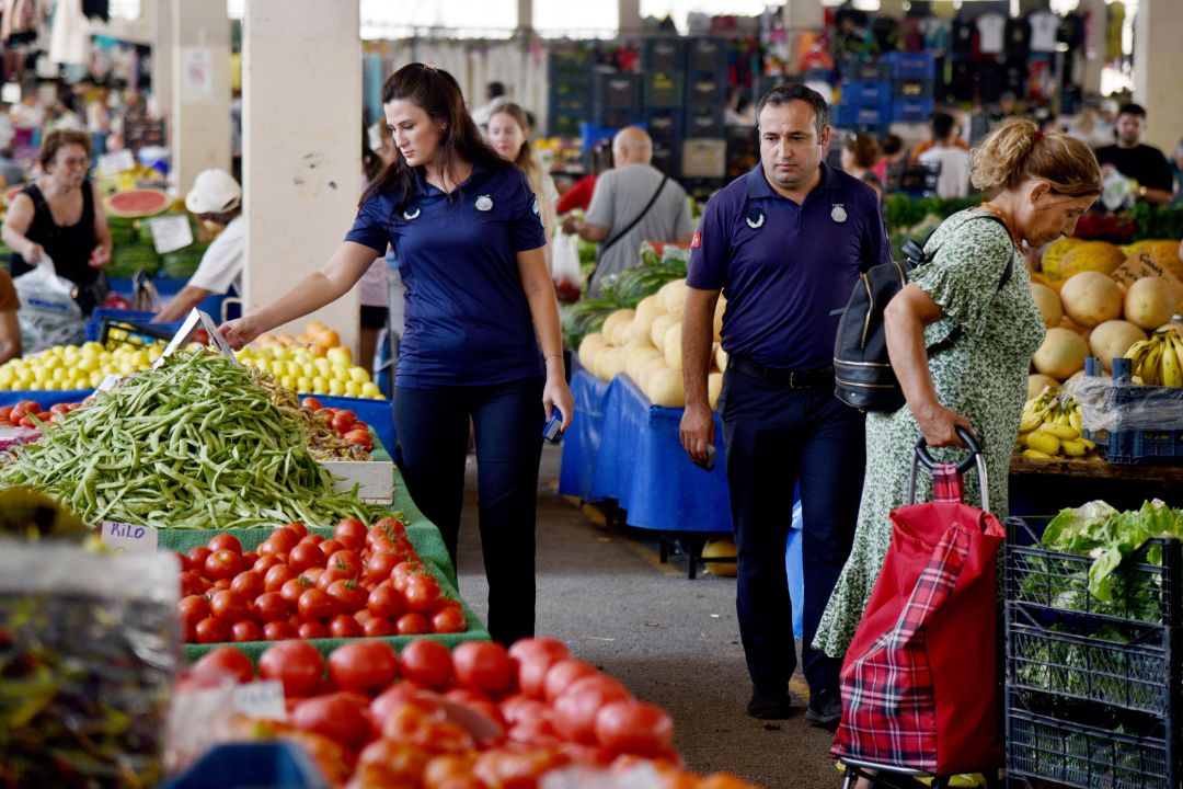 Pazar tezgahında 'irili, ufaklı' aldatmacaya 3 bin 541 lira ceza