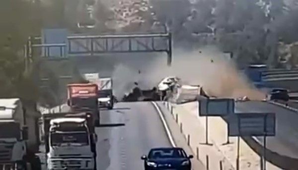 Tır ve dorsenin ayrılıp, yoldaki bariyeri yerinden koparan feci kaza kamerada