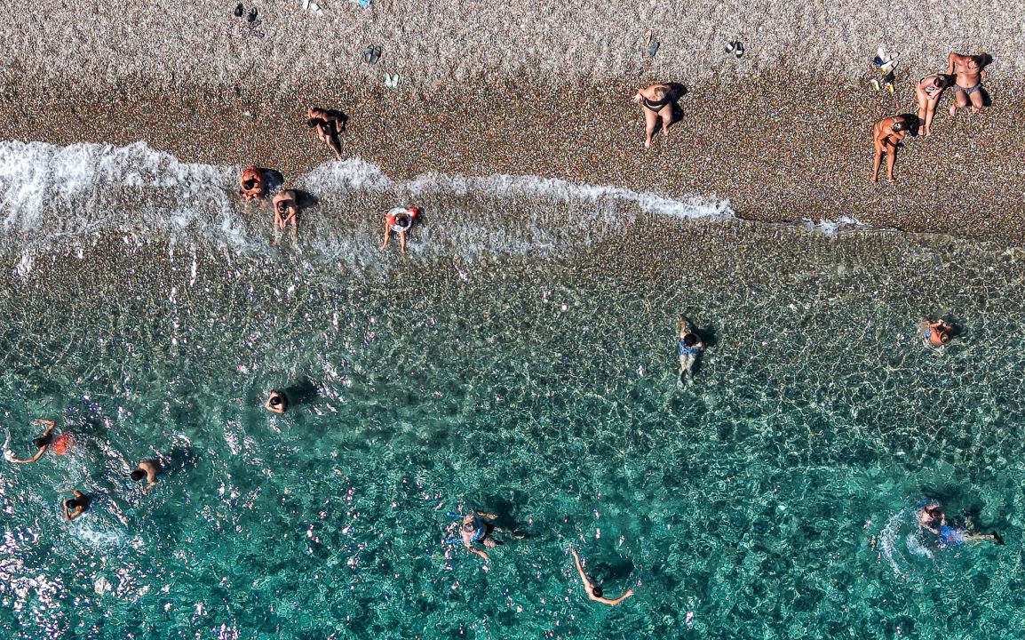 Tatilin son günlerinde Antalya sahilleri doldu