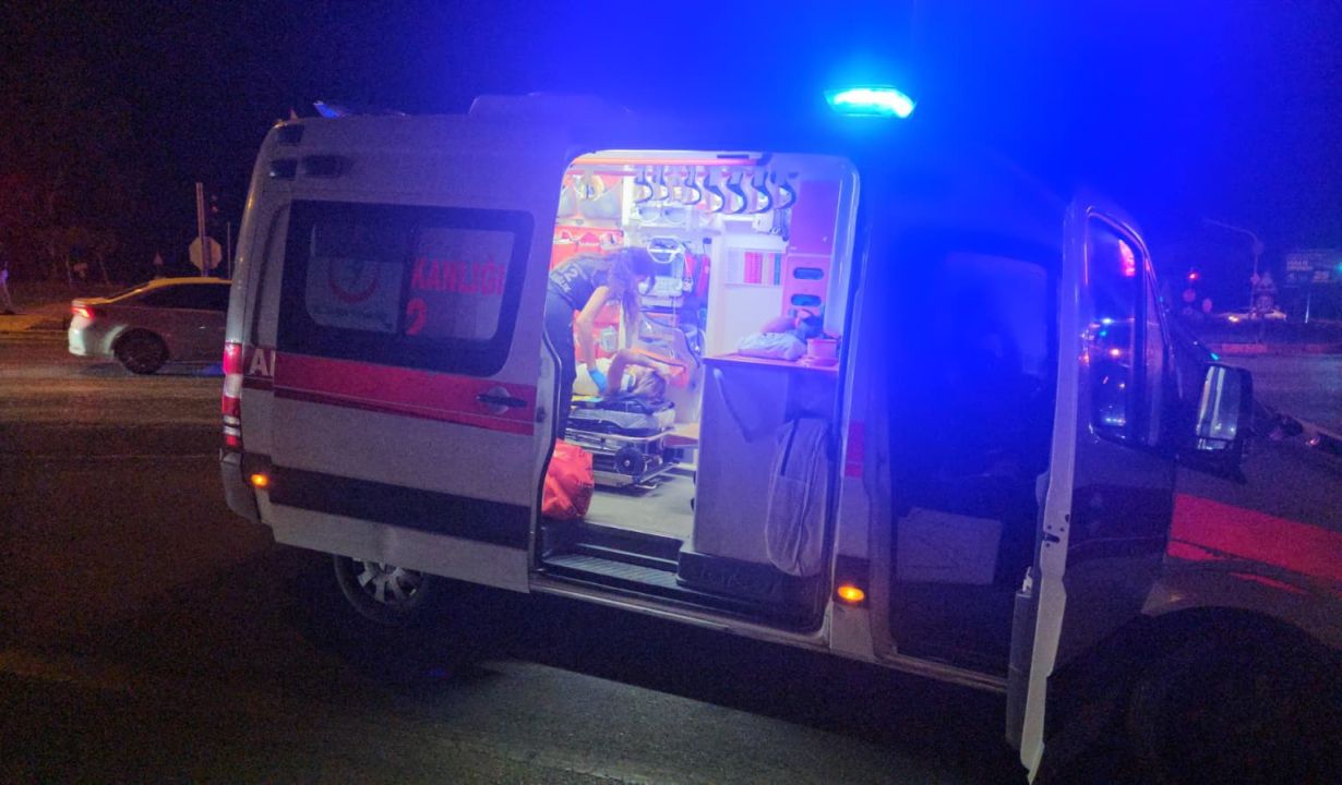 Antalya’da iki araç kavşakta çarpıştı: 1’i ağır 4 yaralı