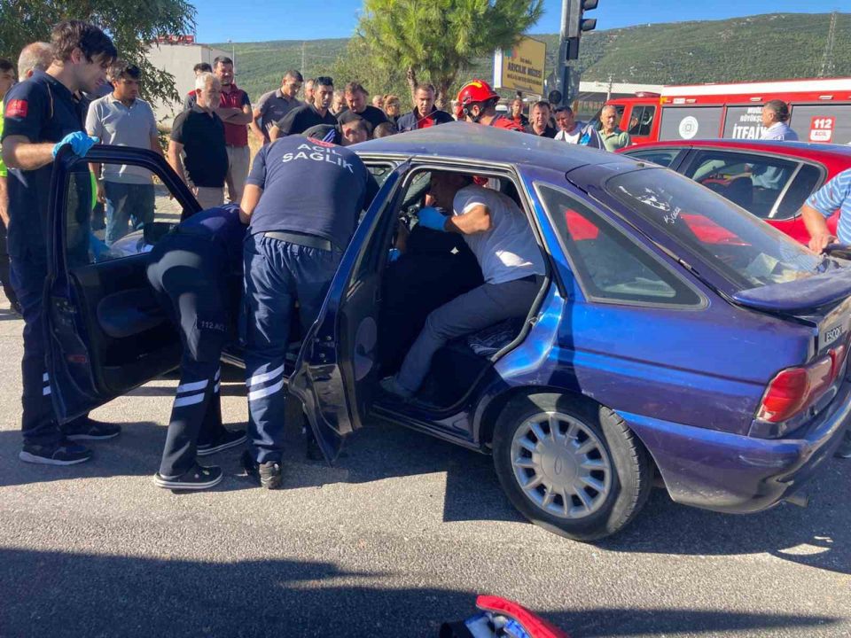 Trafik ışıkları arızalandı, araçlar birbirine girdi