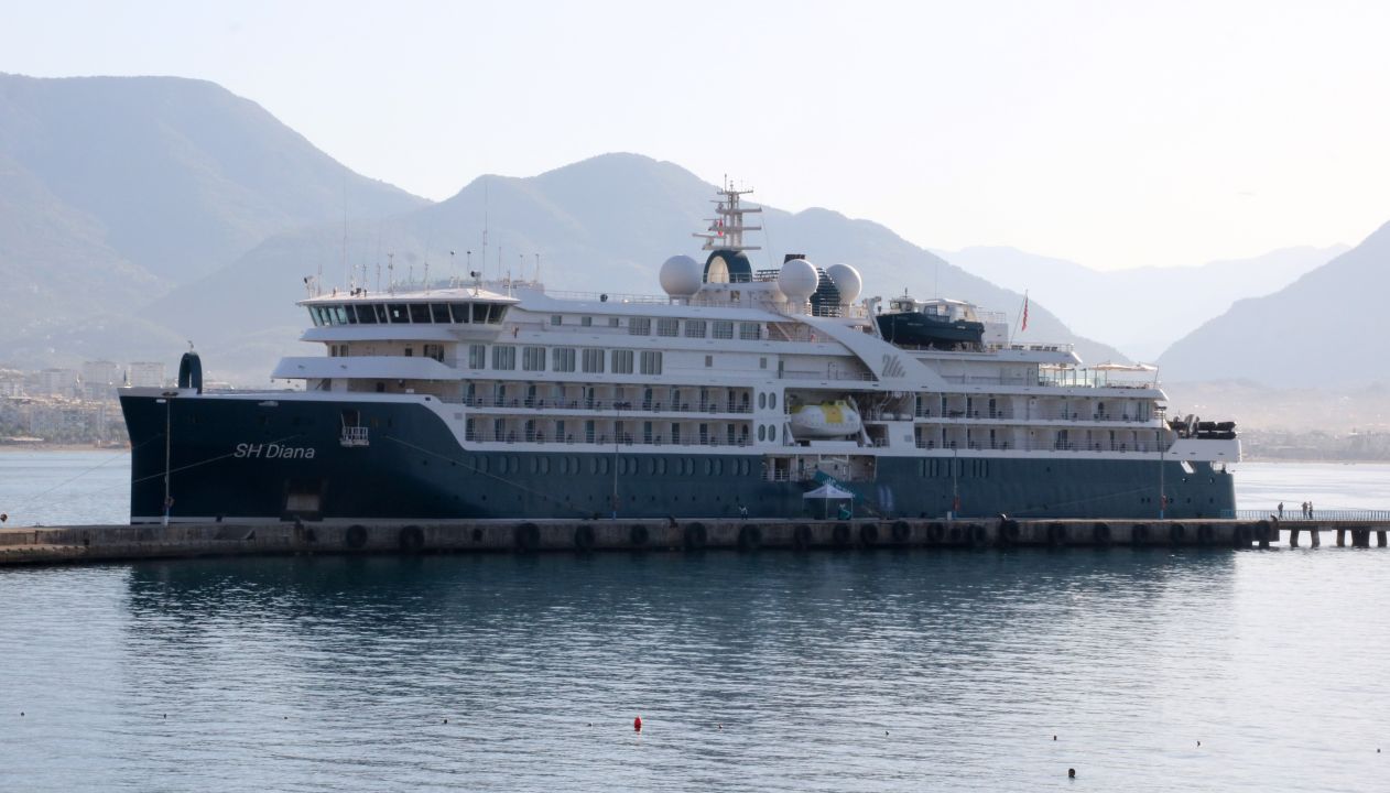 Lüks kruvaziyer ABD'li ve Rus turistleri getirdi