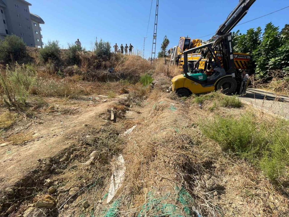 Antalya’da devrilen forkliftin altında kalan sürücü hayatını kaybetti