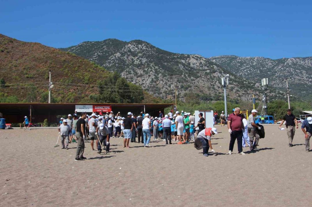 Adrasan’da yaz tatilinin ardından boş kalan plajı temizlediler