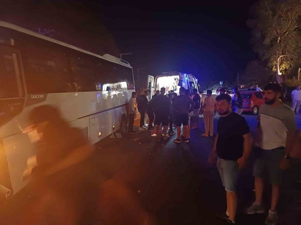 Tur otobüsü karşı şeride geçti: 1 yaralı
