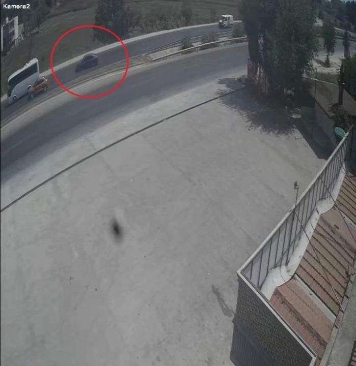 Kırmızı ışıkta duran araçlara çarpmamak için otomobilini şarampole sürdü