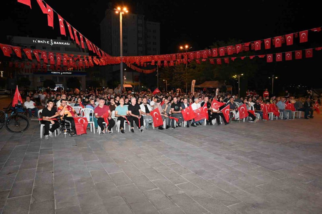 Isparta’da vatandaşlar A Milli Erkek Basketbol Takımı’nın zaferini dev ekrandan izlediler