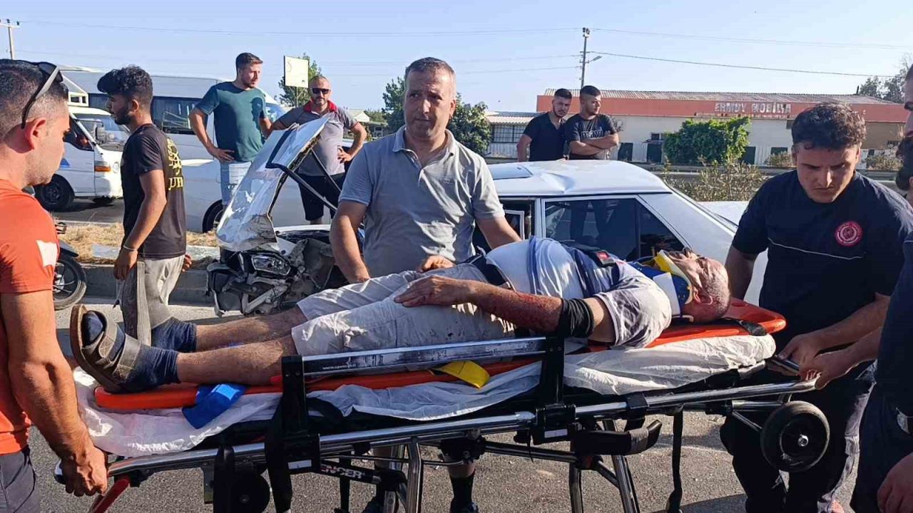 Hafif ticari ile çarpışıp hurdaya dönen TOFAŞ’taki 2 kişi yaralandı