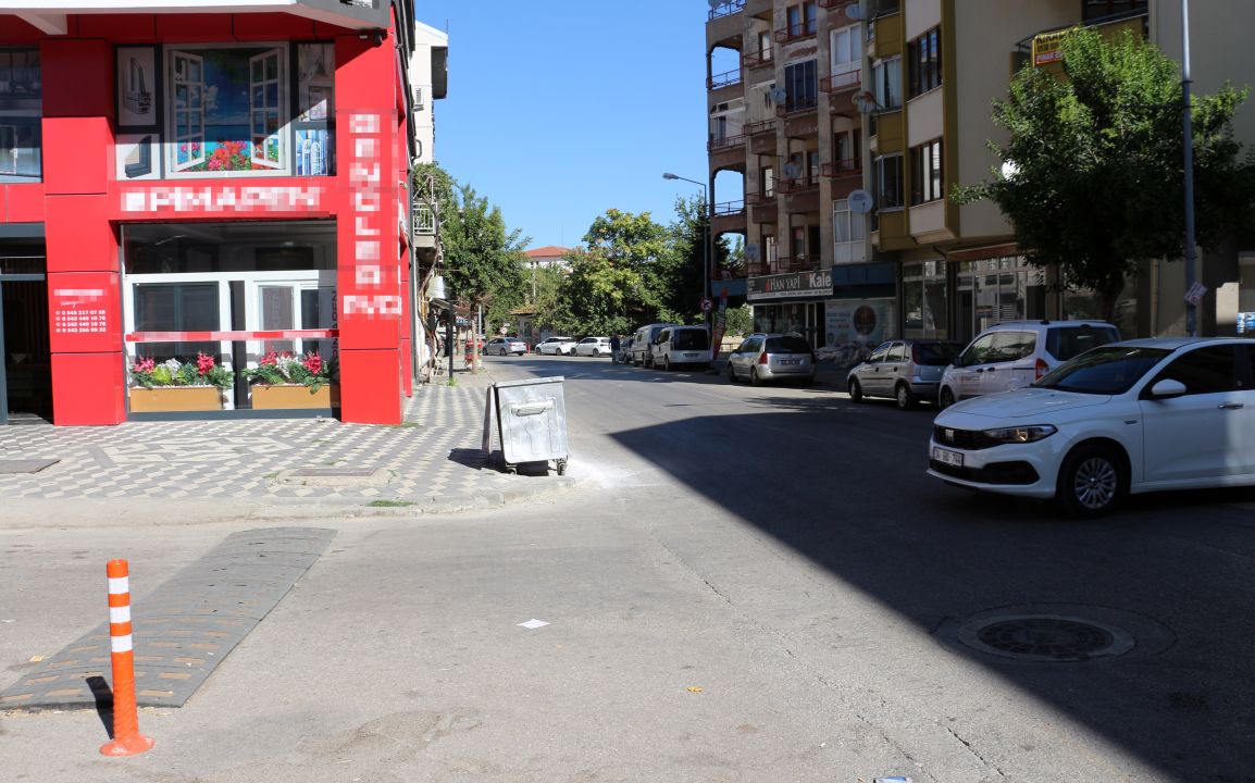 2 yılda iş yerine 9 araç çarpan esnaf: Müşteri değil, araba gözlüyoruz