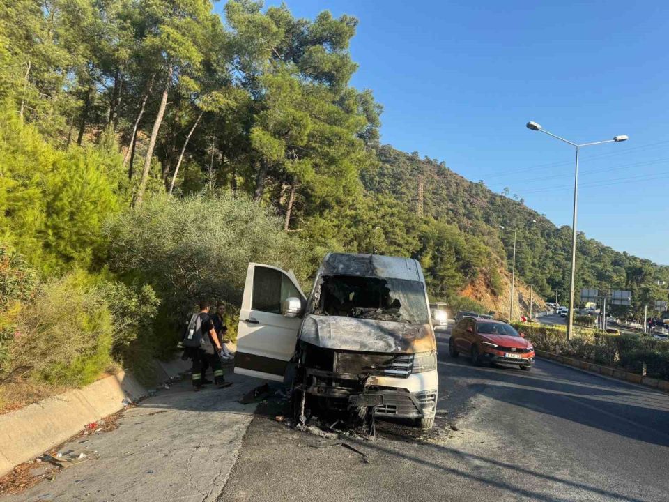 Marmaris’te turistleri taşıyan minibüs alev aldı
