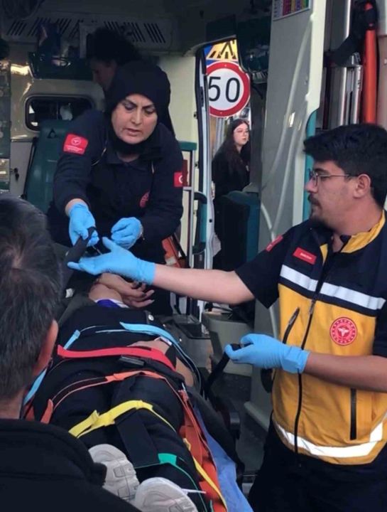 Kaza sonrası motosikletiyle yola savrulan genç kız gözyaşlarıyla hastaneye götürüldü