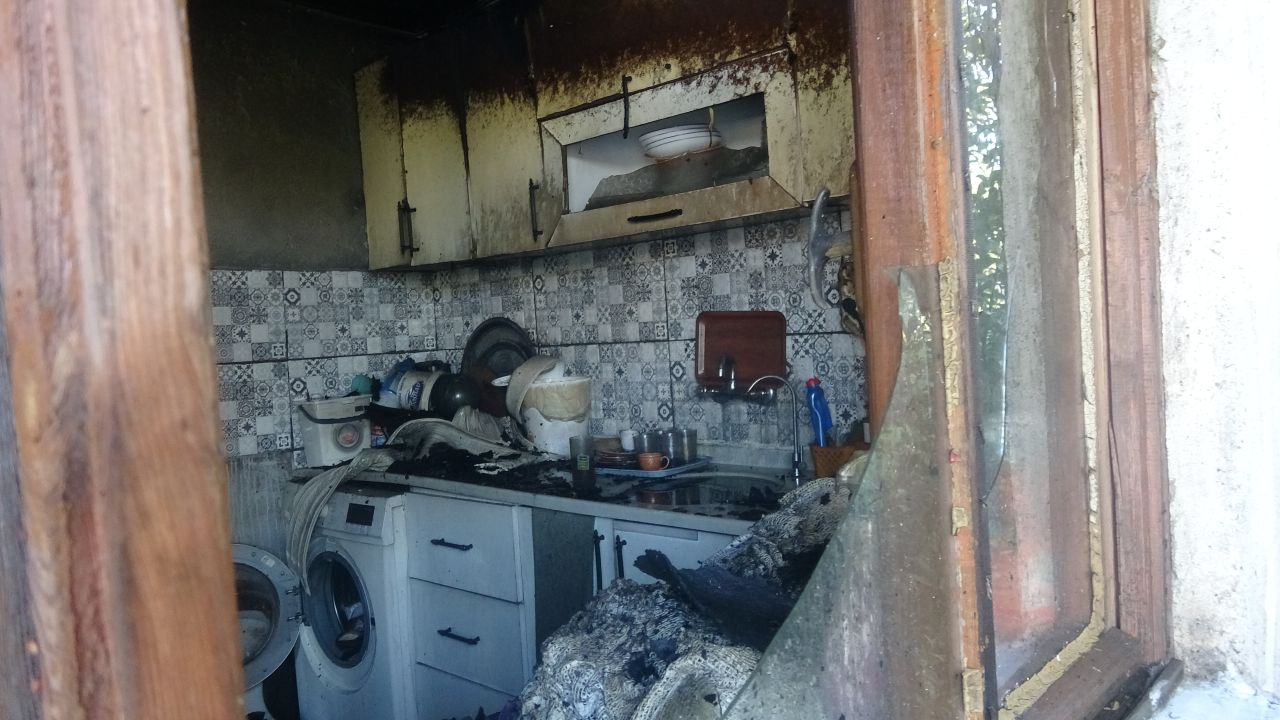 Bacadan sıçrayan alevler evi küle çevirdi