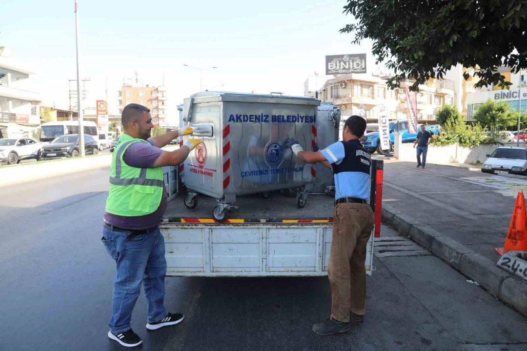 Akdeniz’de yeni çöp konteynerleri cadde ve sokaklara yerleştiriliyor