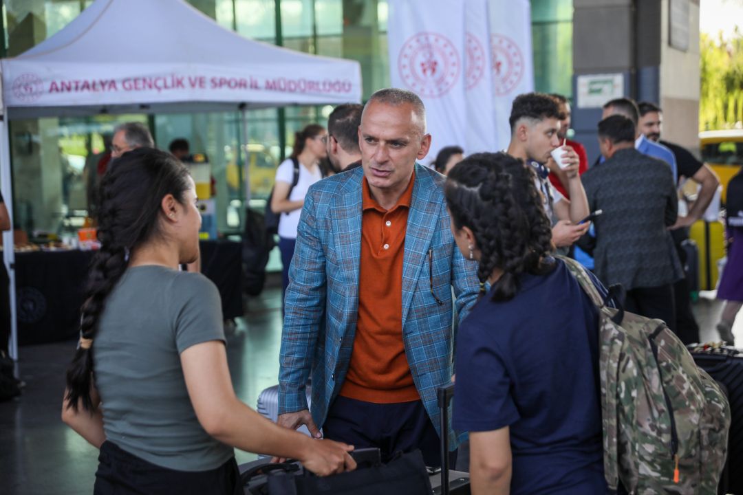 Antalya'da eğitim görecek üniversite öğrencilerine otogarda özel karşılama